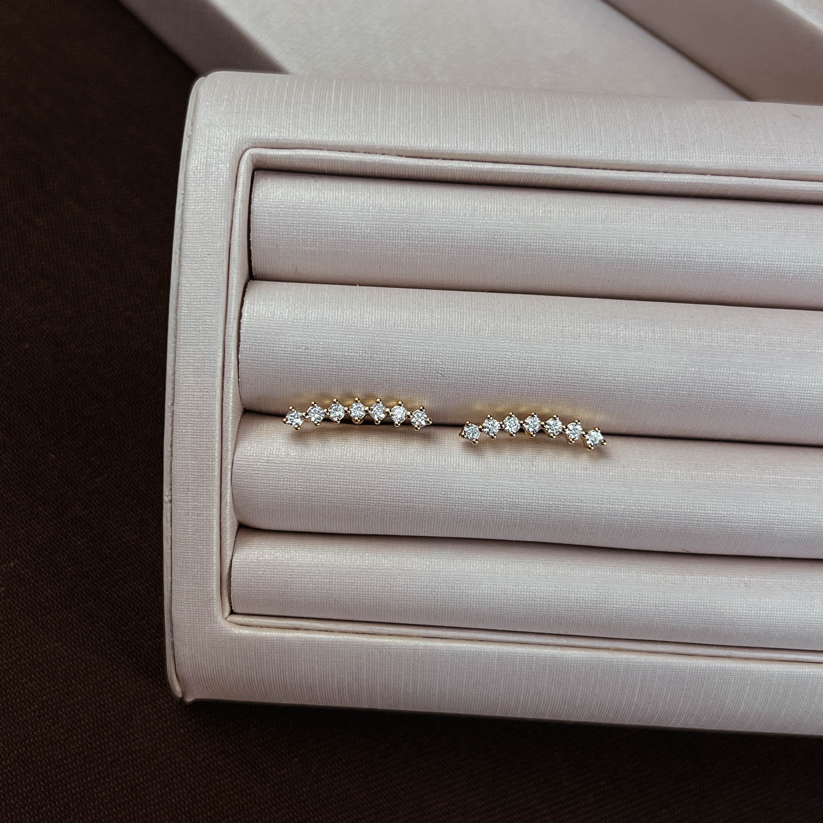 Brinco curva cravejada 18mm