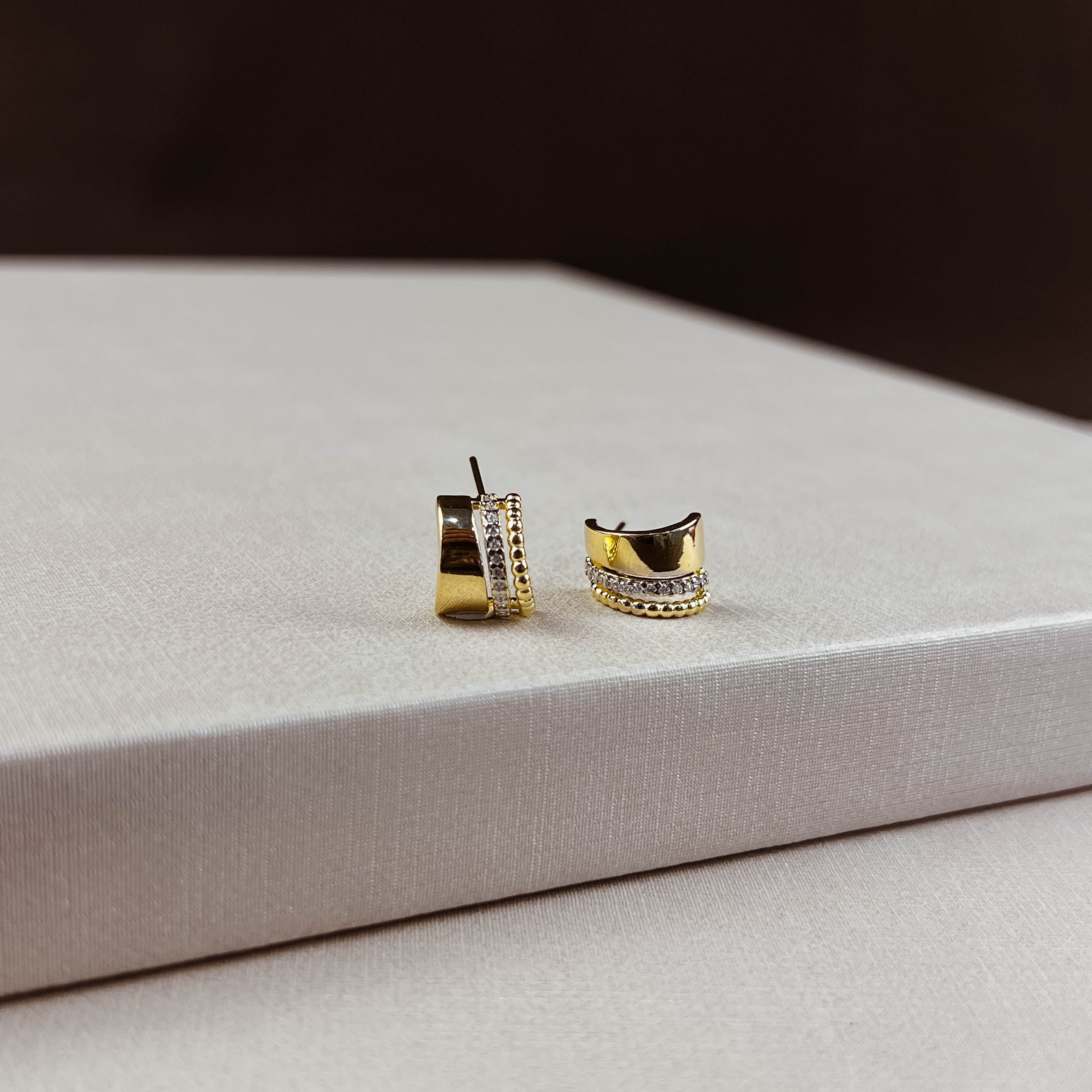 Brinco meia argola 3 fios bolinha, cravejado e liso 11mm tarraxa