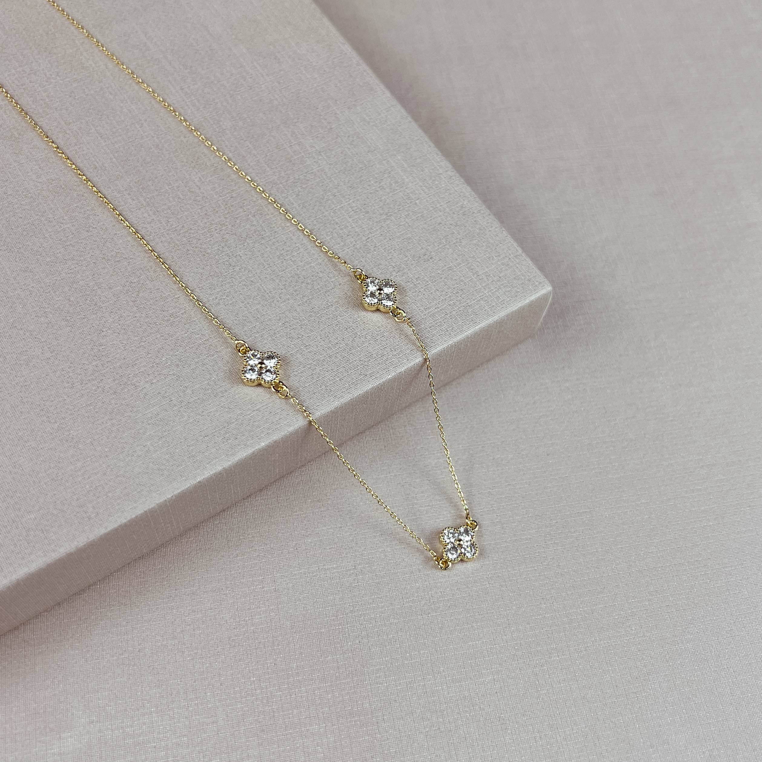 Colar entremeio trevos cravejados 8mm corrente cadeado 45cm com alongadora