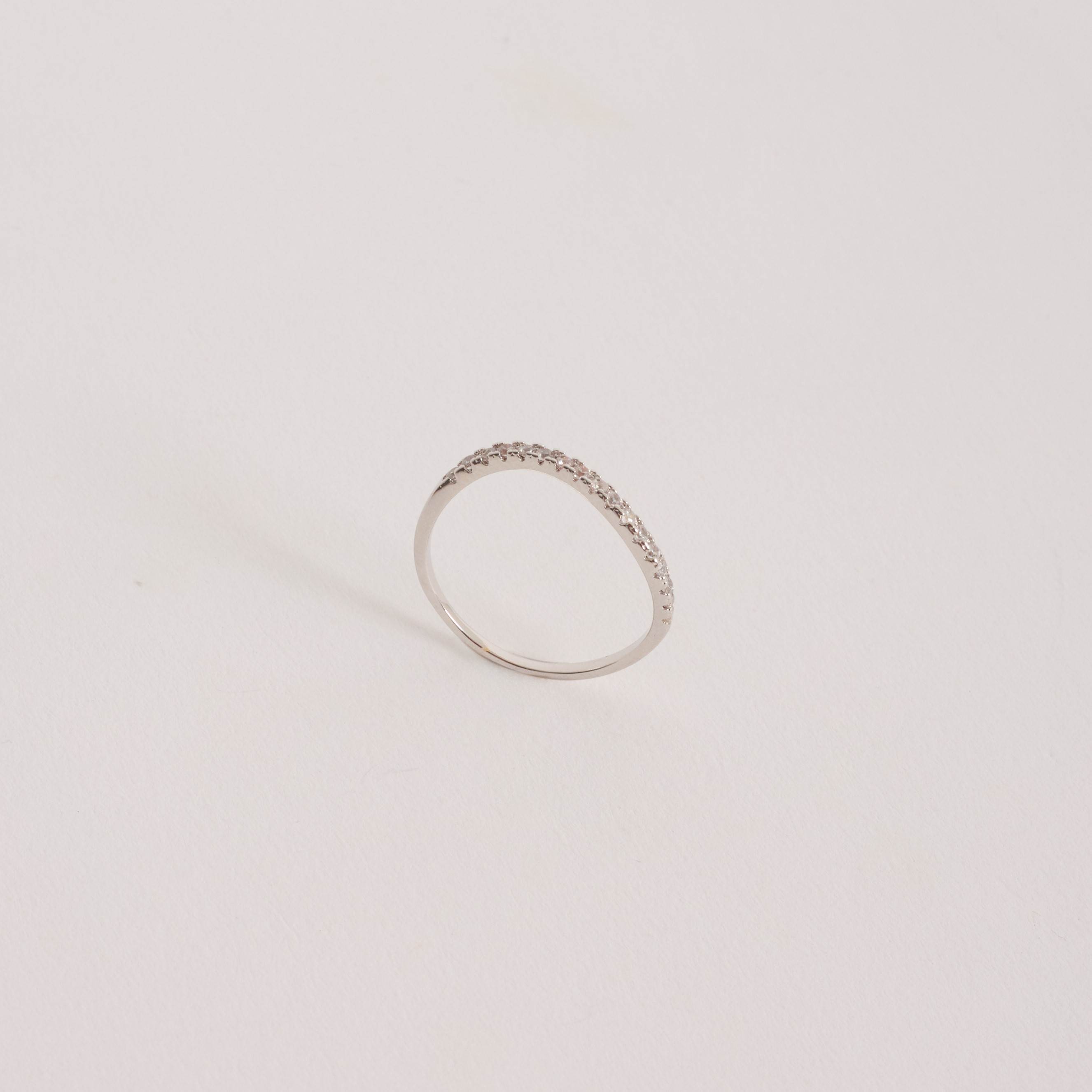 Anel fio ondulado cravejado