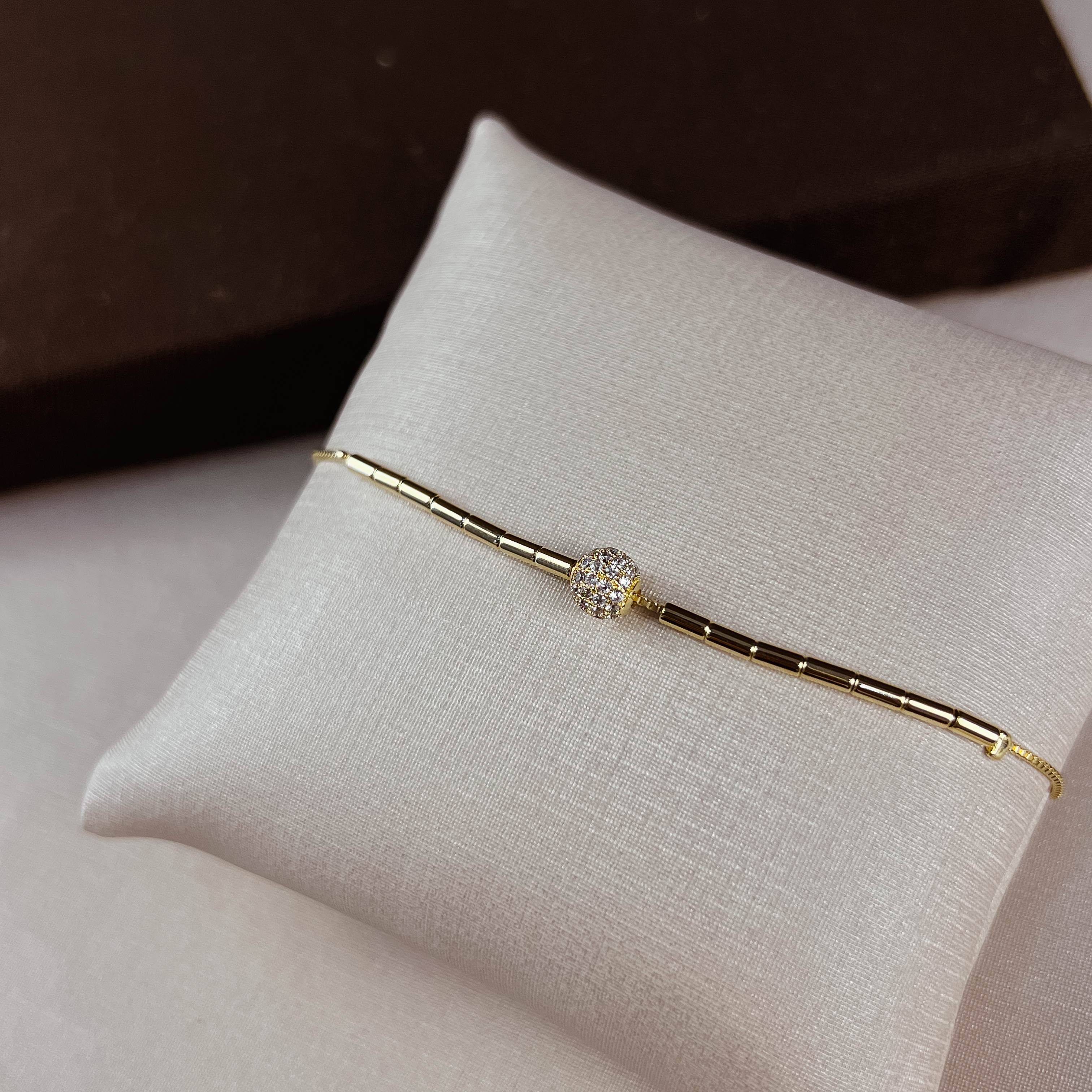 Pulseira entremeio canutilhos com bola cravejada 6mm fecho regulável