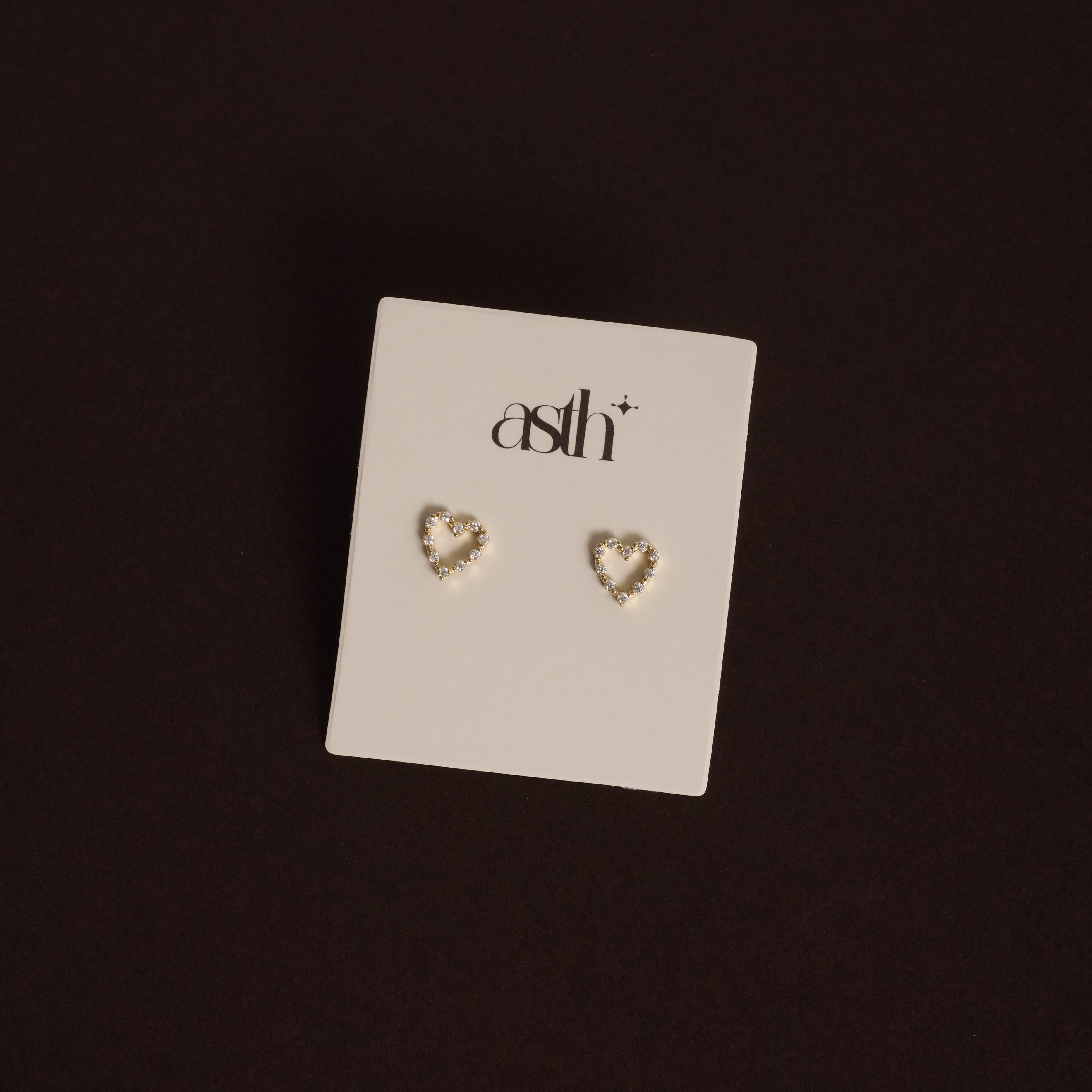 Brinco coração vazado com zircônias 9mm