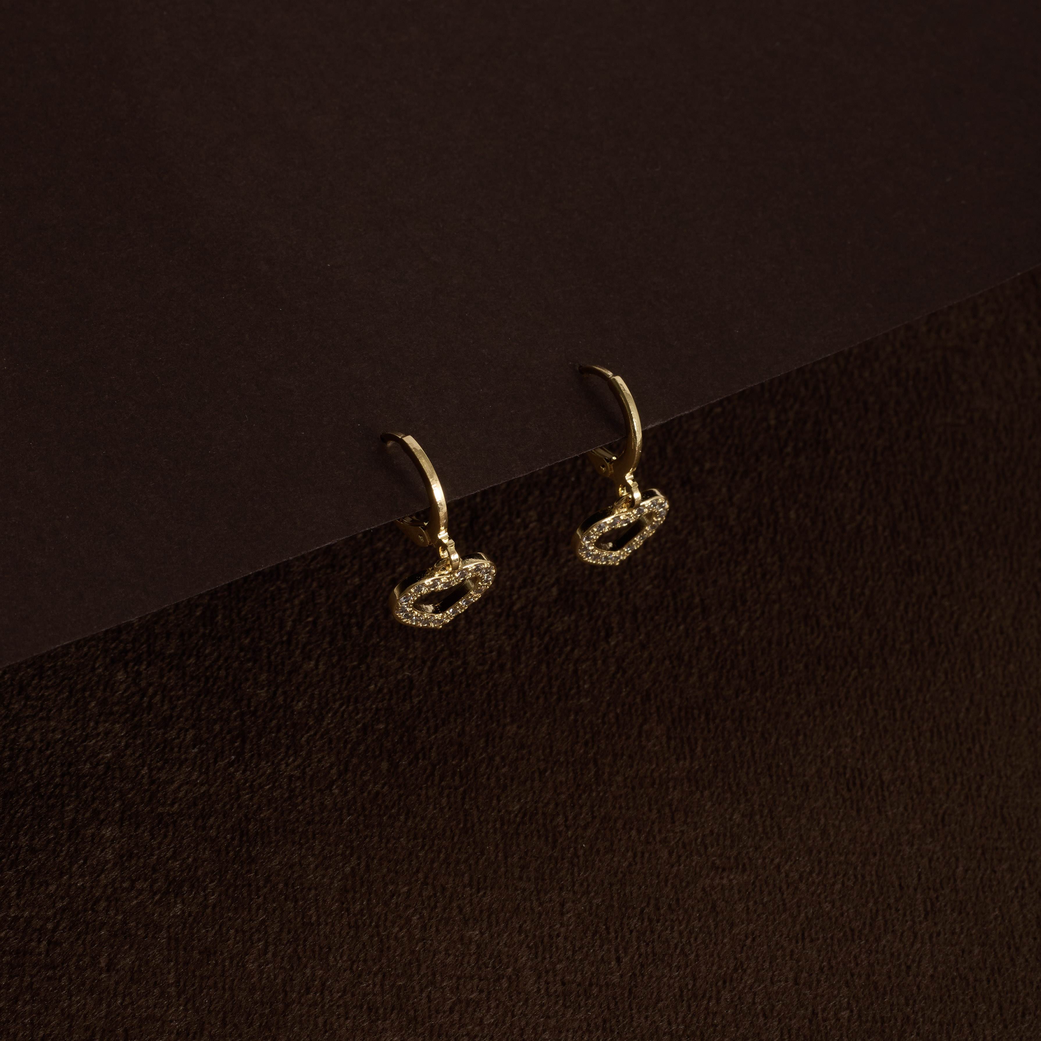 Argola 11mm pingente coração vazado cravejado