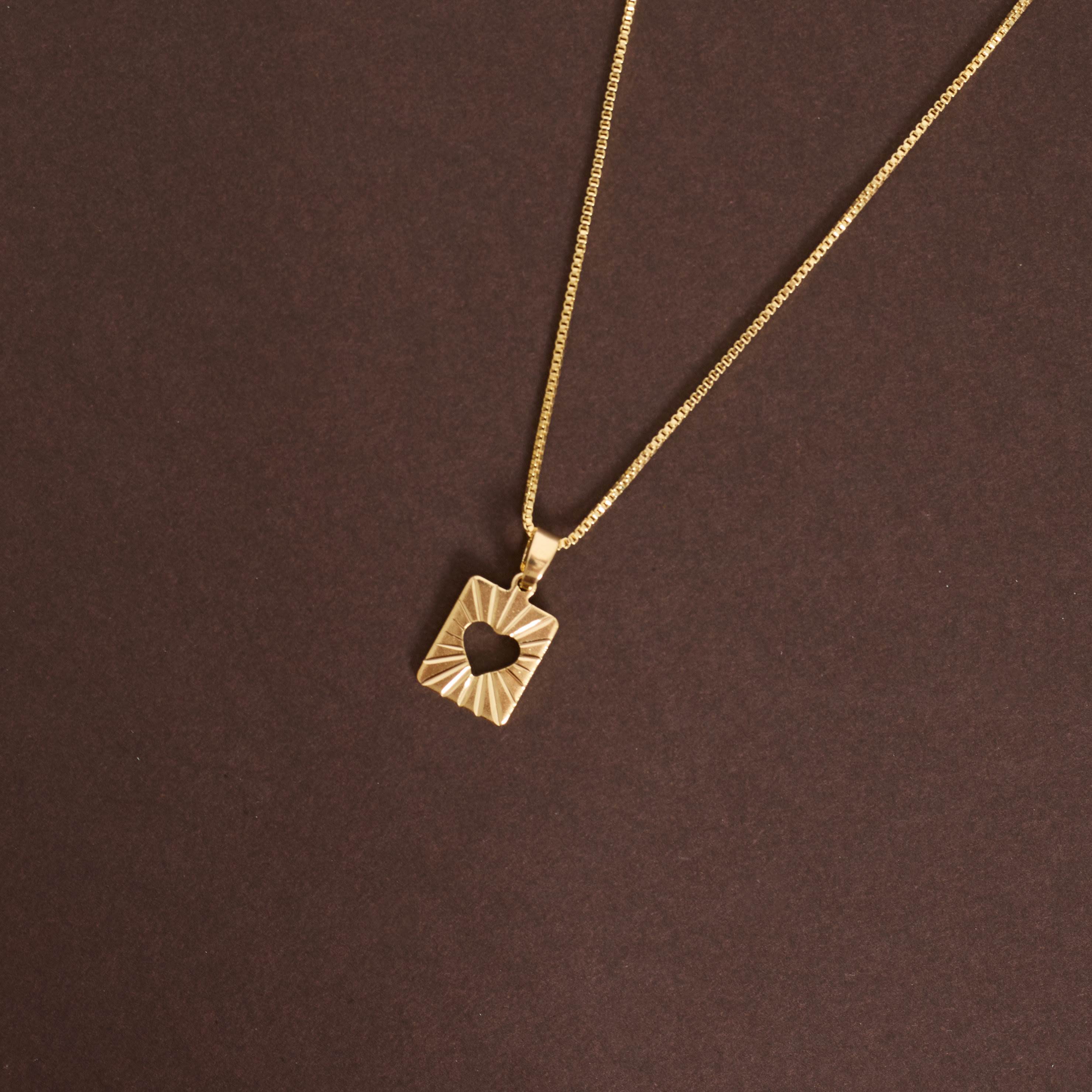 Colar pingente medalha coração vazado 11mm 45cm com alongadora