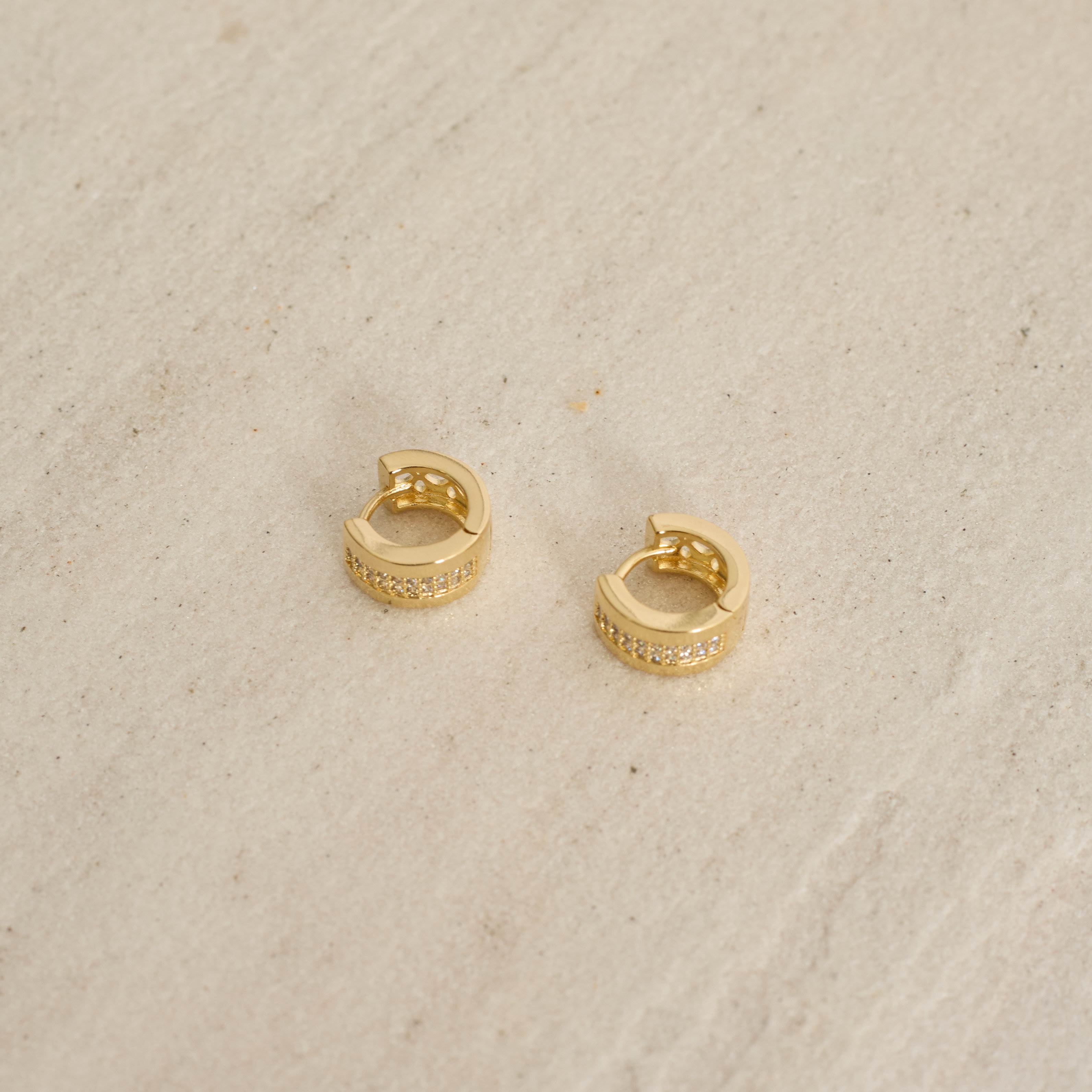 Argola click larga cravejada 11mm detalhe vazado