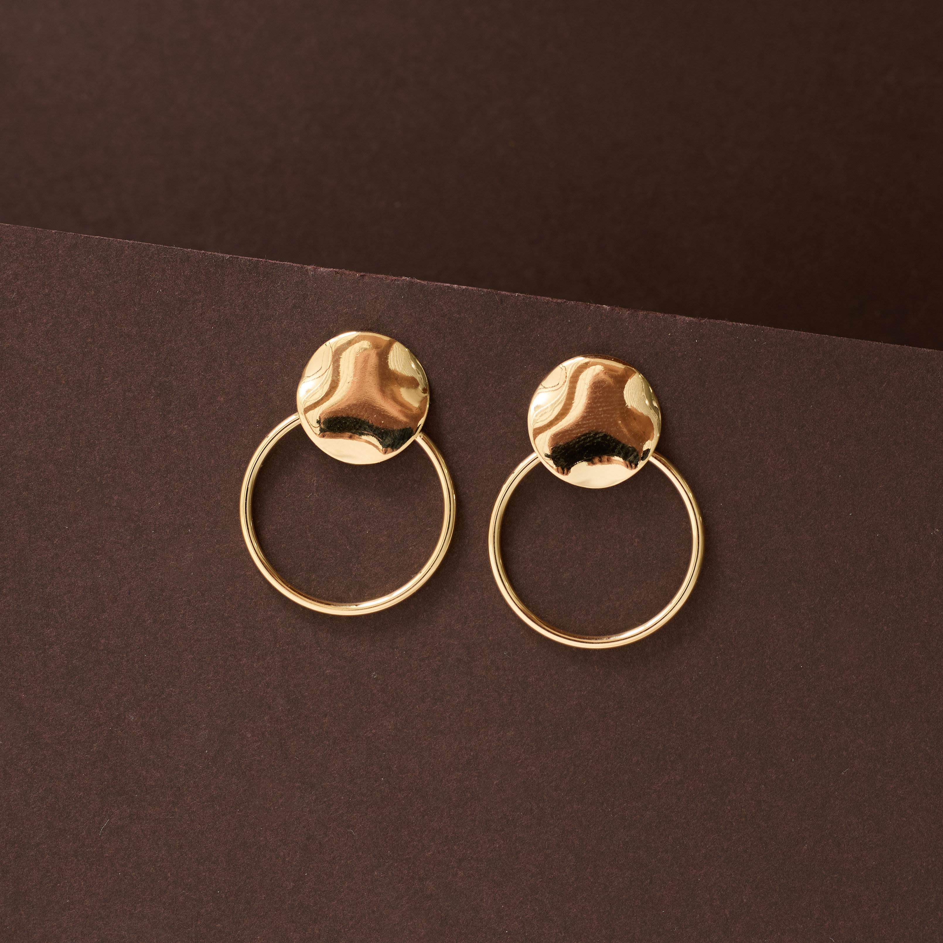 Brinco círculos ondulado e vazado 26mm