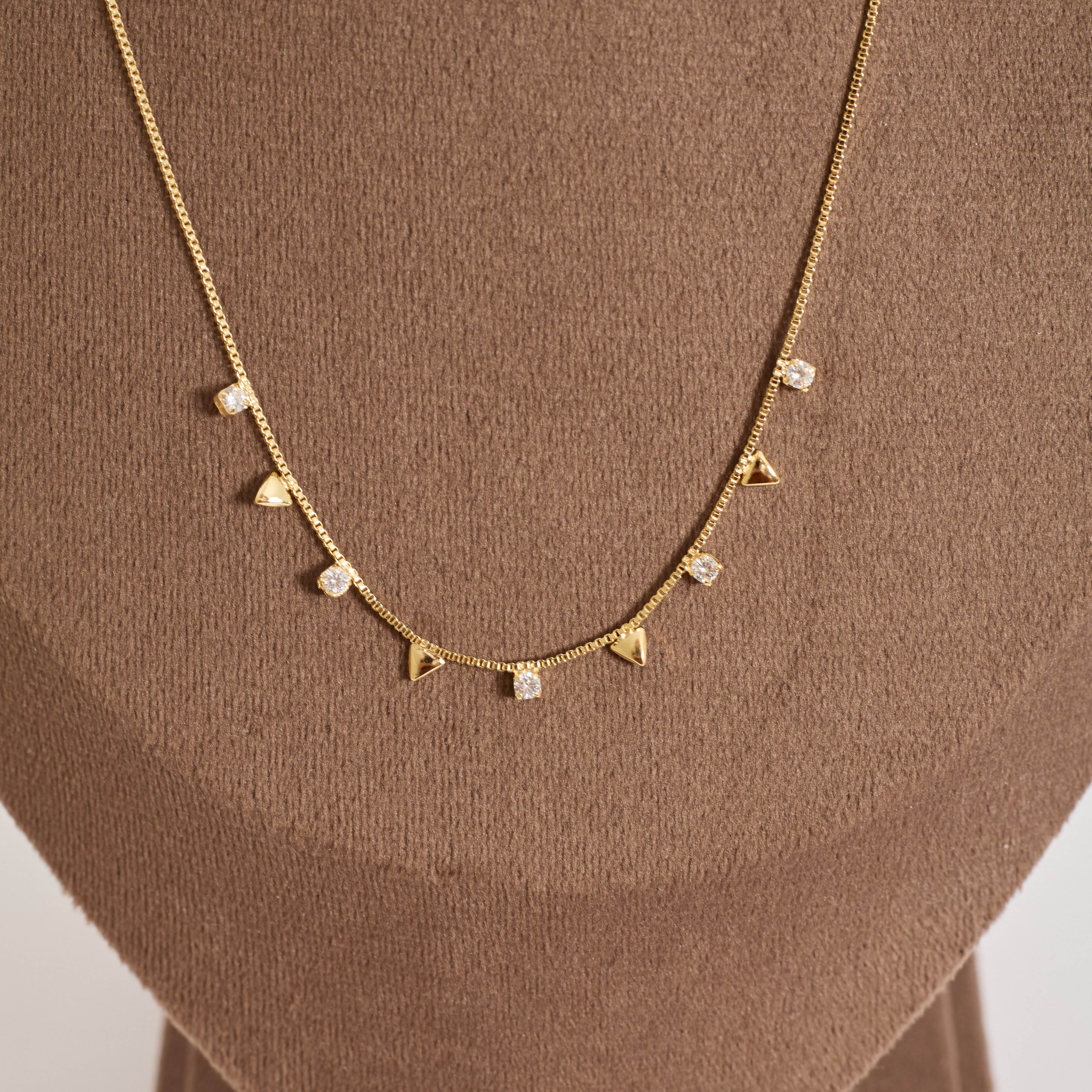 Colar pingentes zircônias e triângulos 40cm com alongadora