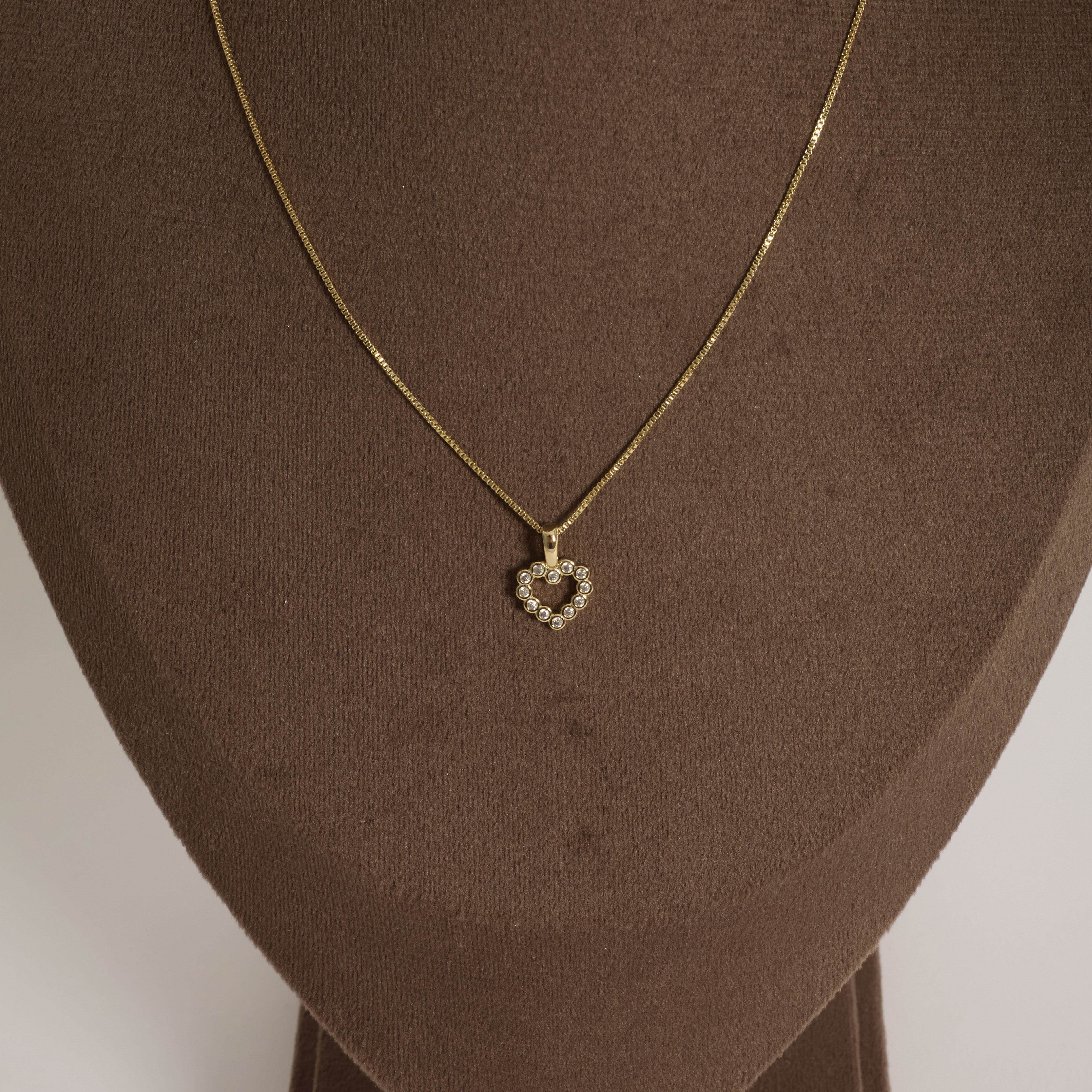 Colar pingente coração vazado cravejado 11mm 45cm com alongadora