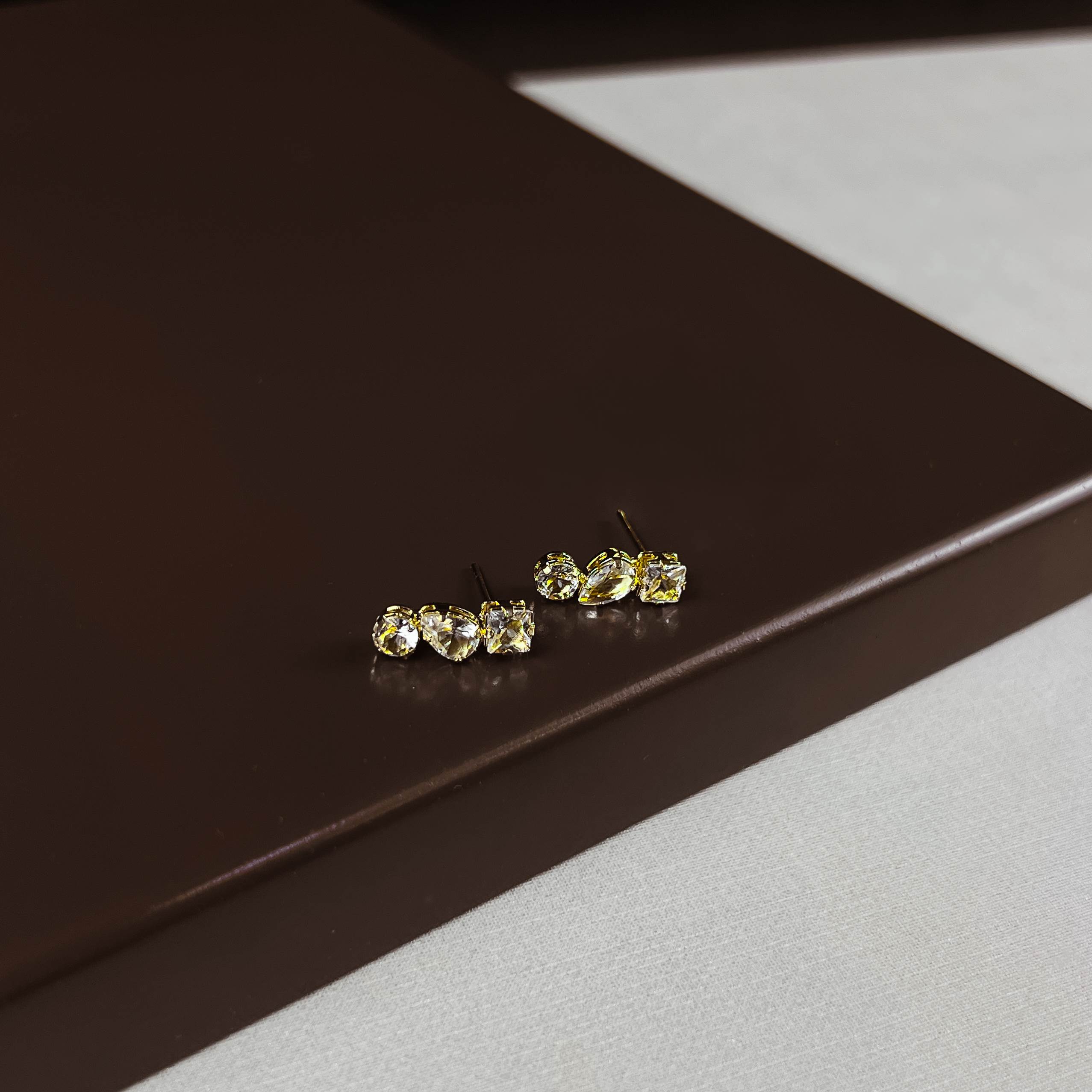 Brinco zircônias quadrada, gota e redonda 15mm tarraxa asa