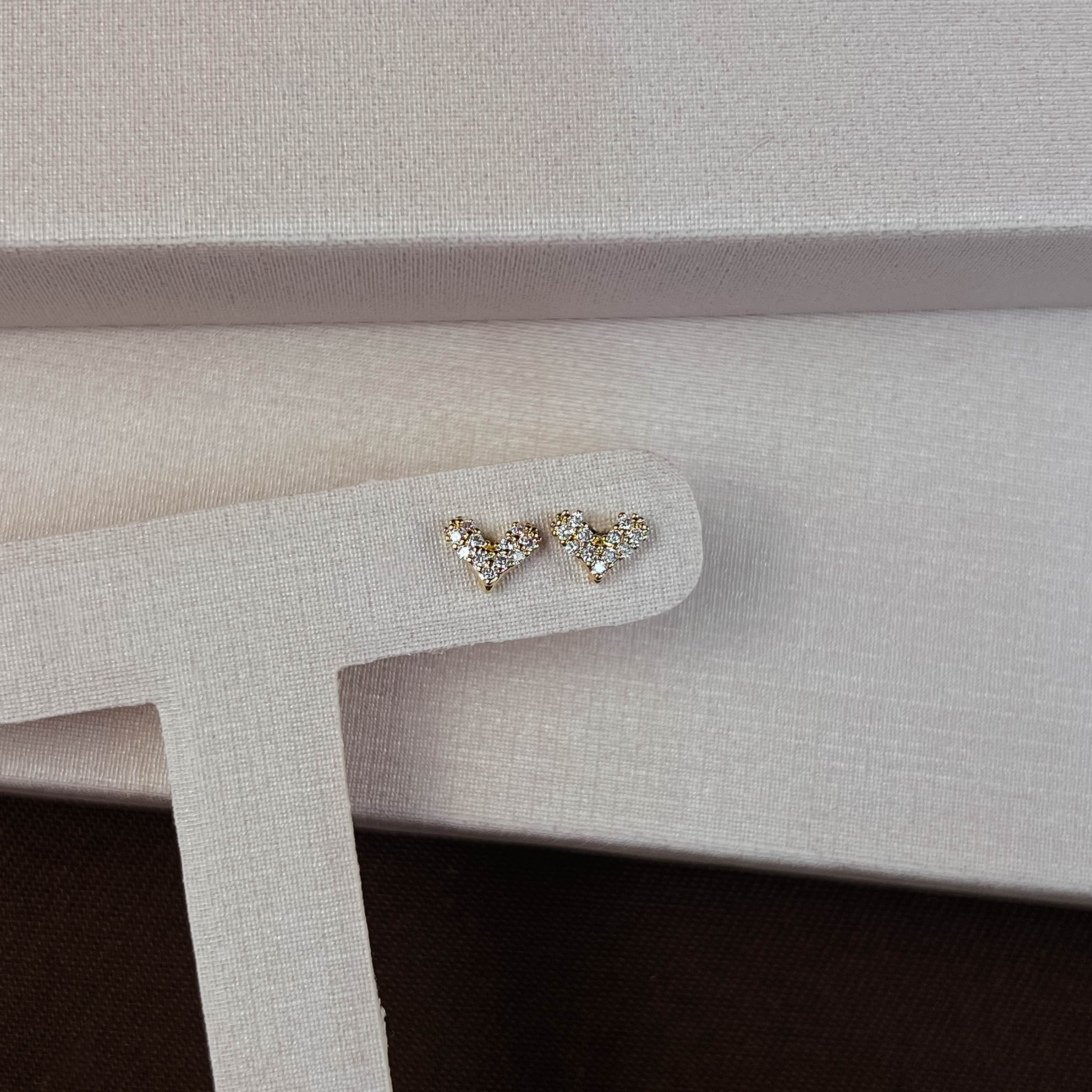 Brinco coração cravejado 7mm